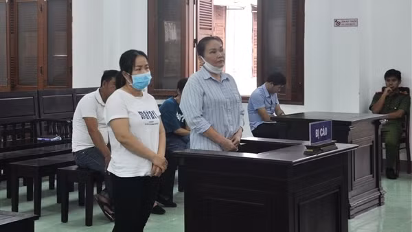 Người phụ nữ lừa đảo cùng nạn nhân bị lừa đưa nhau ra toà lãnh án