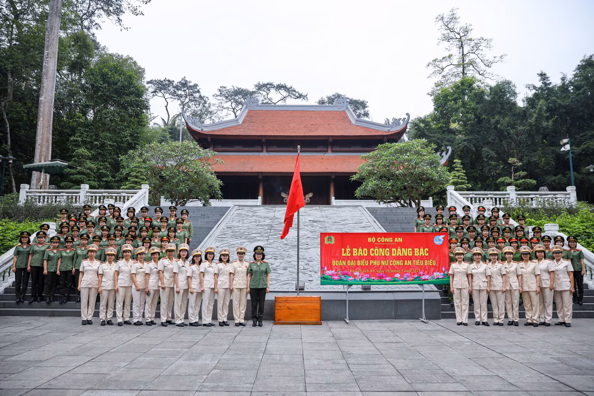 Đoàn Phụ nữ Công an tiêu biểu dâng hương viếng Chủ tịch Hồ Chí Minh tại Khu di tích K9 -0