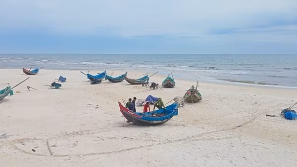 Thăm hỏi, động viên hỗ trợ ngư dân gặp nạn trên biển