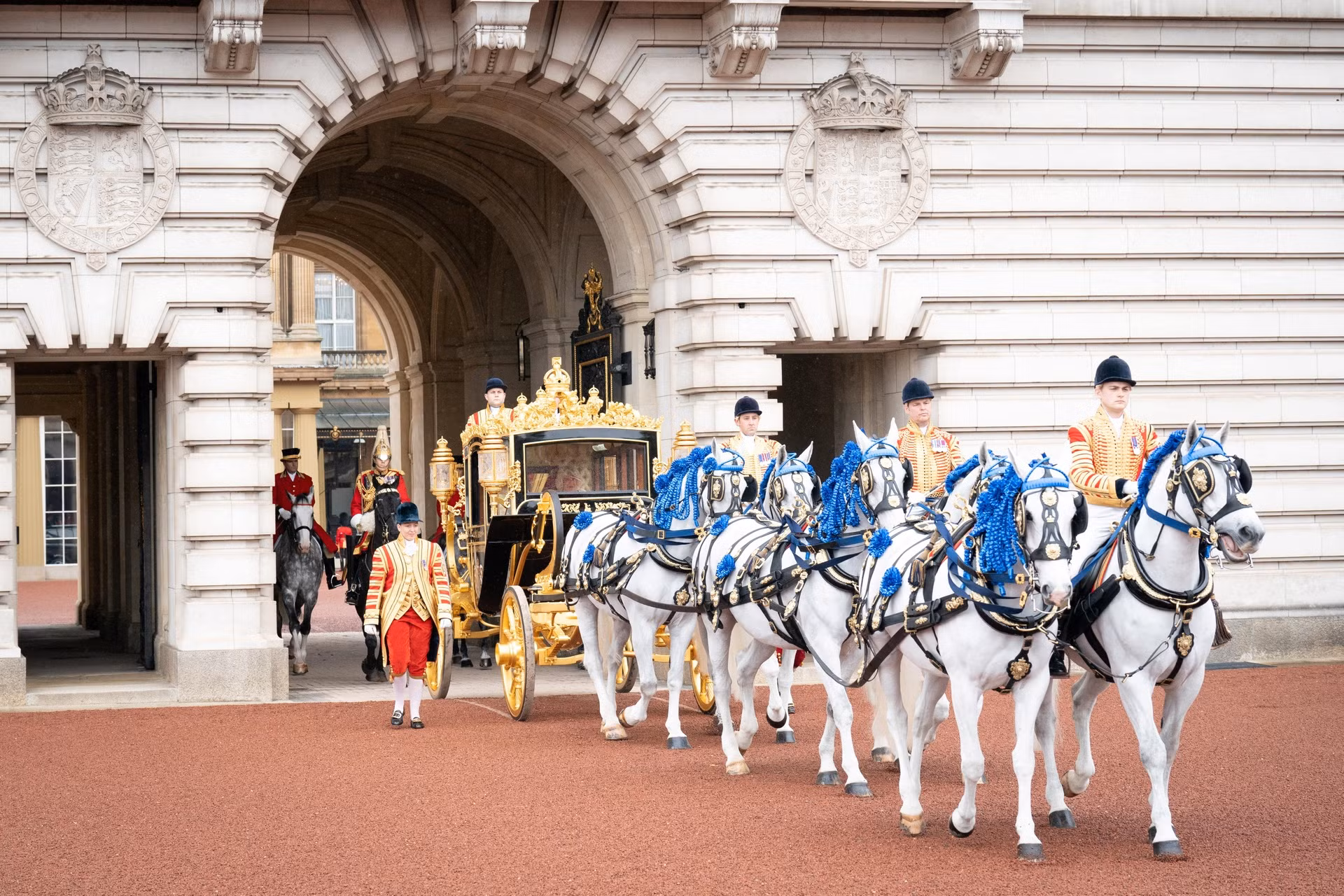 Vua Charles III nguyện cầu mọi người đều được dẫn dắt tới con đường hòa bình -0