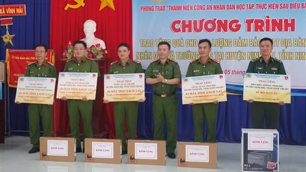 Tuổi trẻ Công an Cụm thi đua số 7 trao tặng nhiều phần quà tại Ninh Thuận