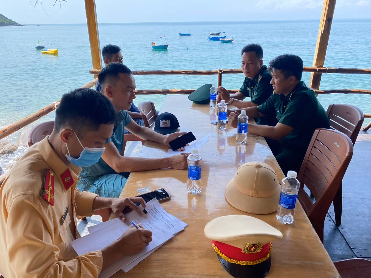 Cảnh sát đường thủy tăng cường kiểm tra, xử lý hoạt động vận chuyển người, hành khách trái phép -0