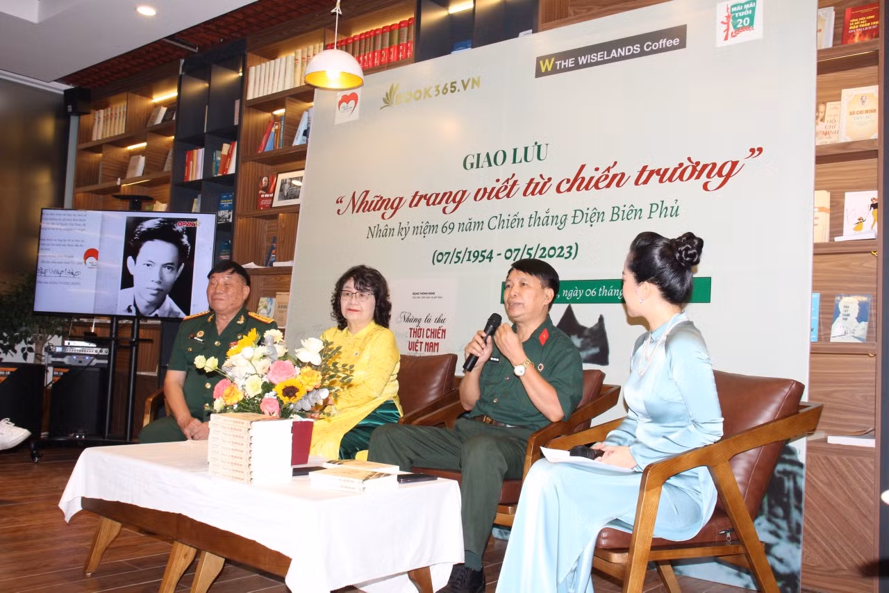 Giao lưu “Những trang viết từ chiến trường”: Hiểu quá khứ để trân trọng hơn cuộc sống hòa bình -0