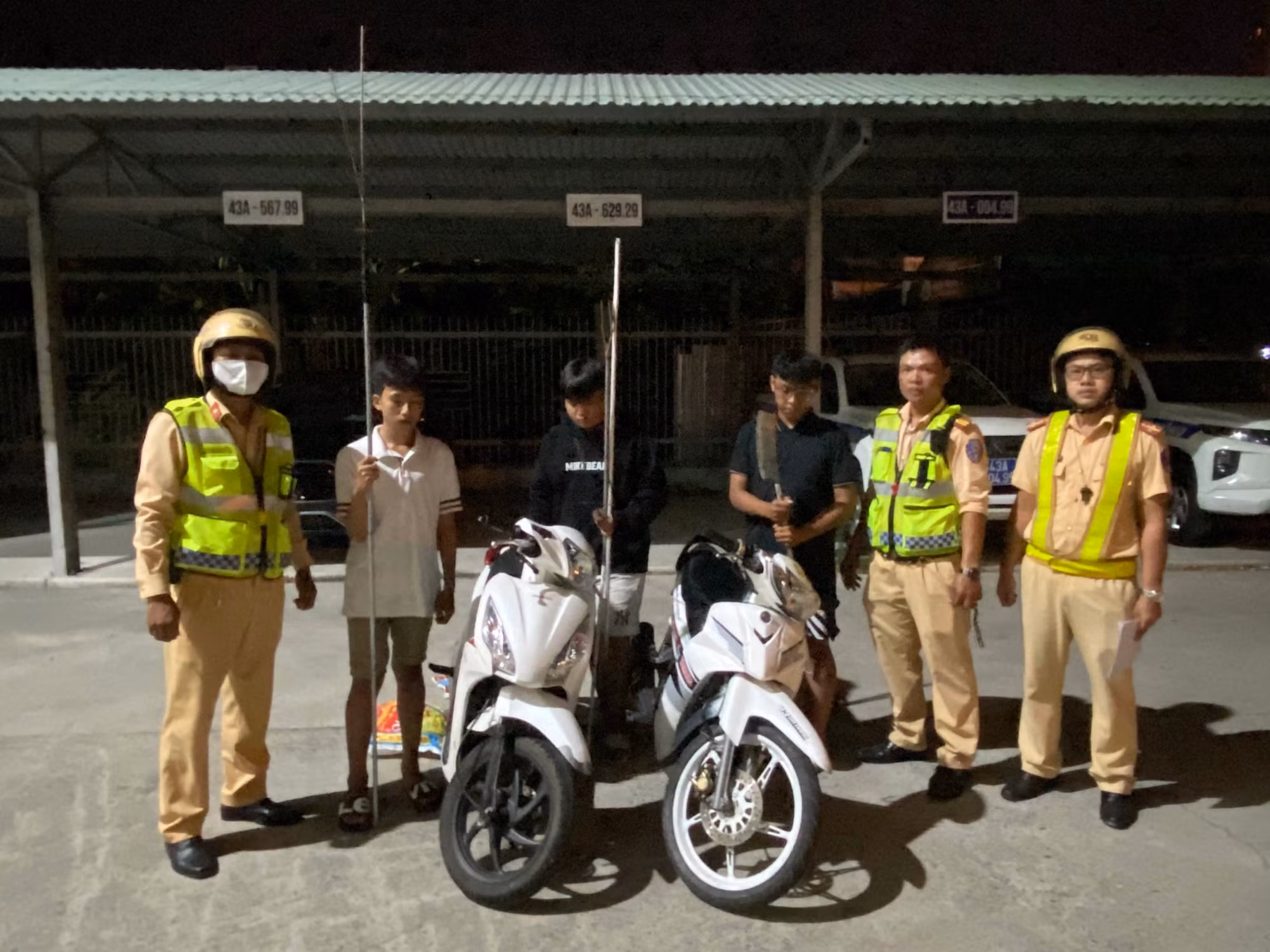CSGT kịp thời ngăn chặn nhóm thanh tuổi teen trữ hung khí tự chế để “gây chiến” -1