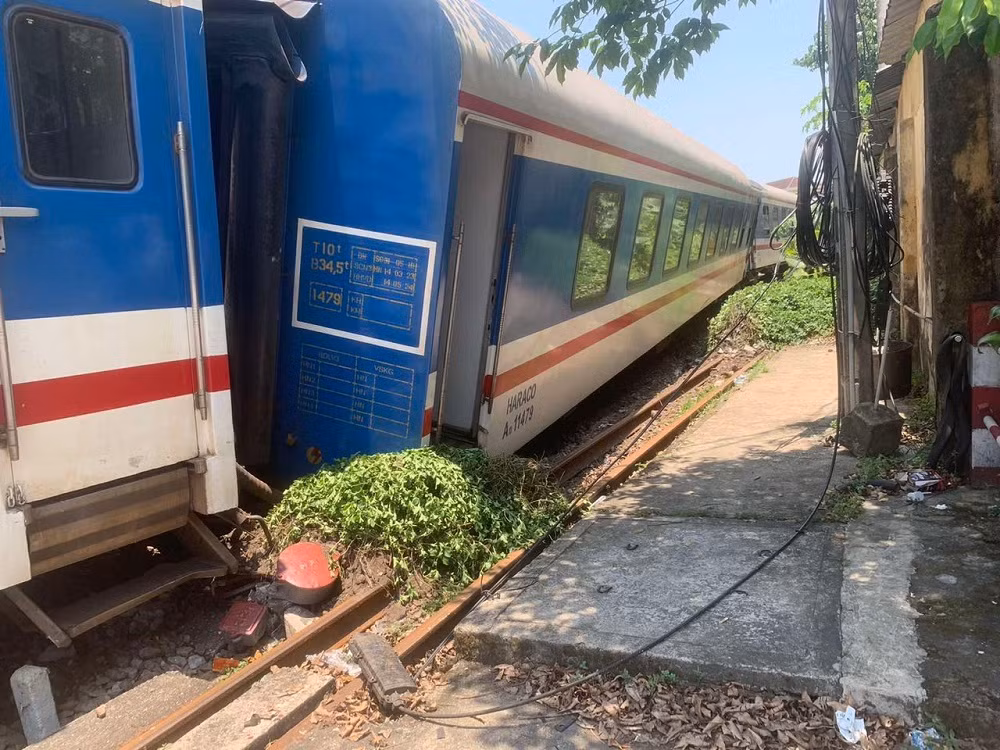 Tàu SE1 chở 355 hành khách bị trật đường ray ngay trung tâm thành phố Huế -0