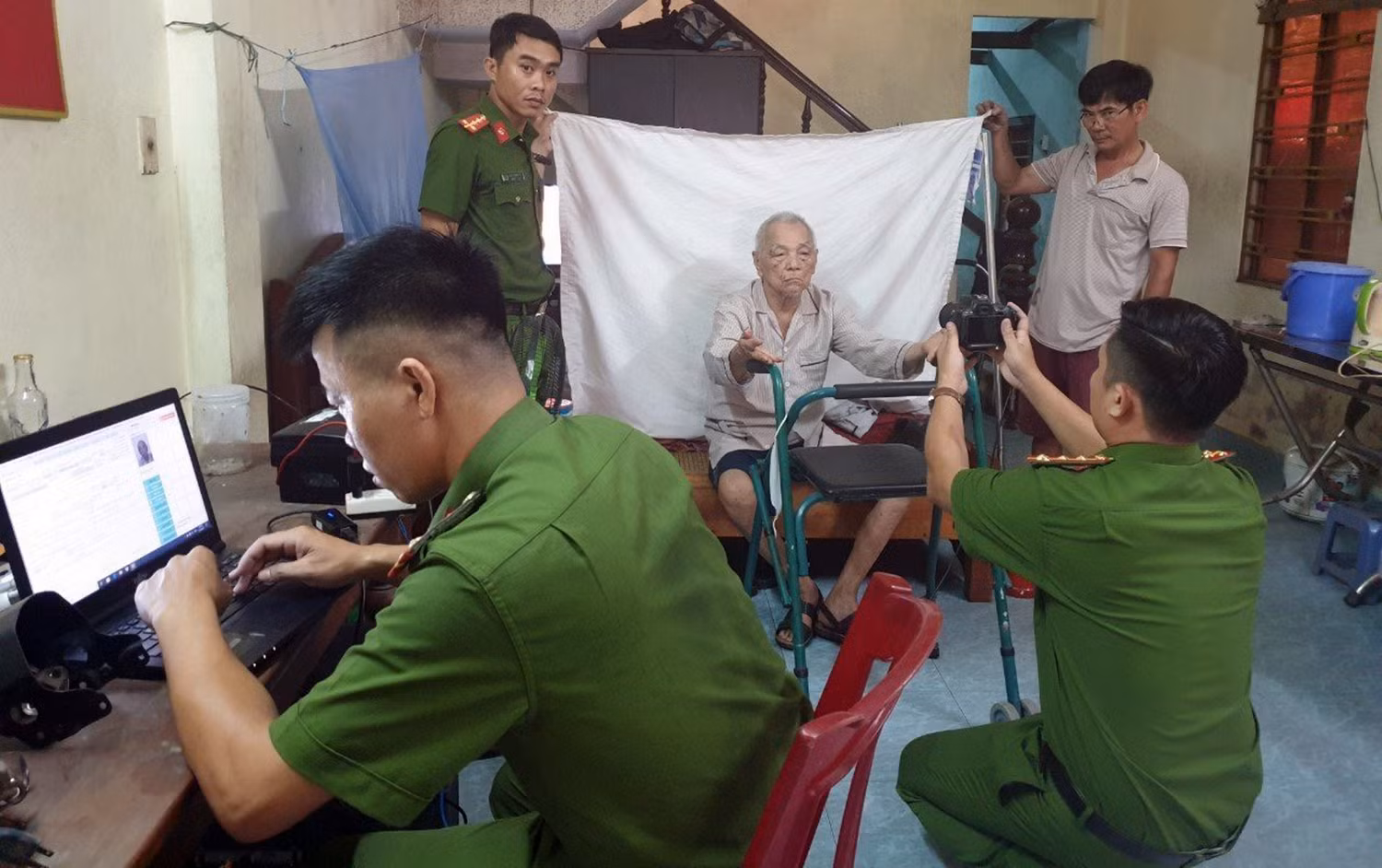 Cấp căn cước và tài khoản định danh điện tử cho công dân xuyên kỳ nghỉ lễ -0