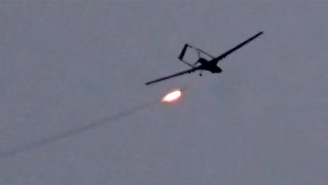 UAV Bayraktar bị phòng không Ukraine bắn hạ trên bầu trời Kiev -0