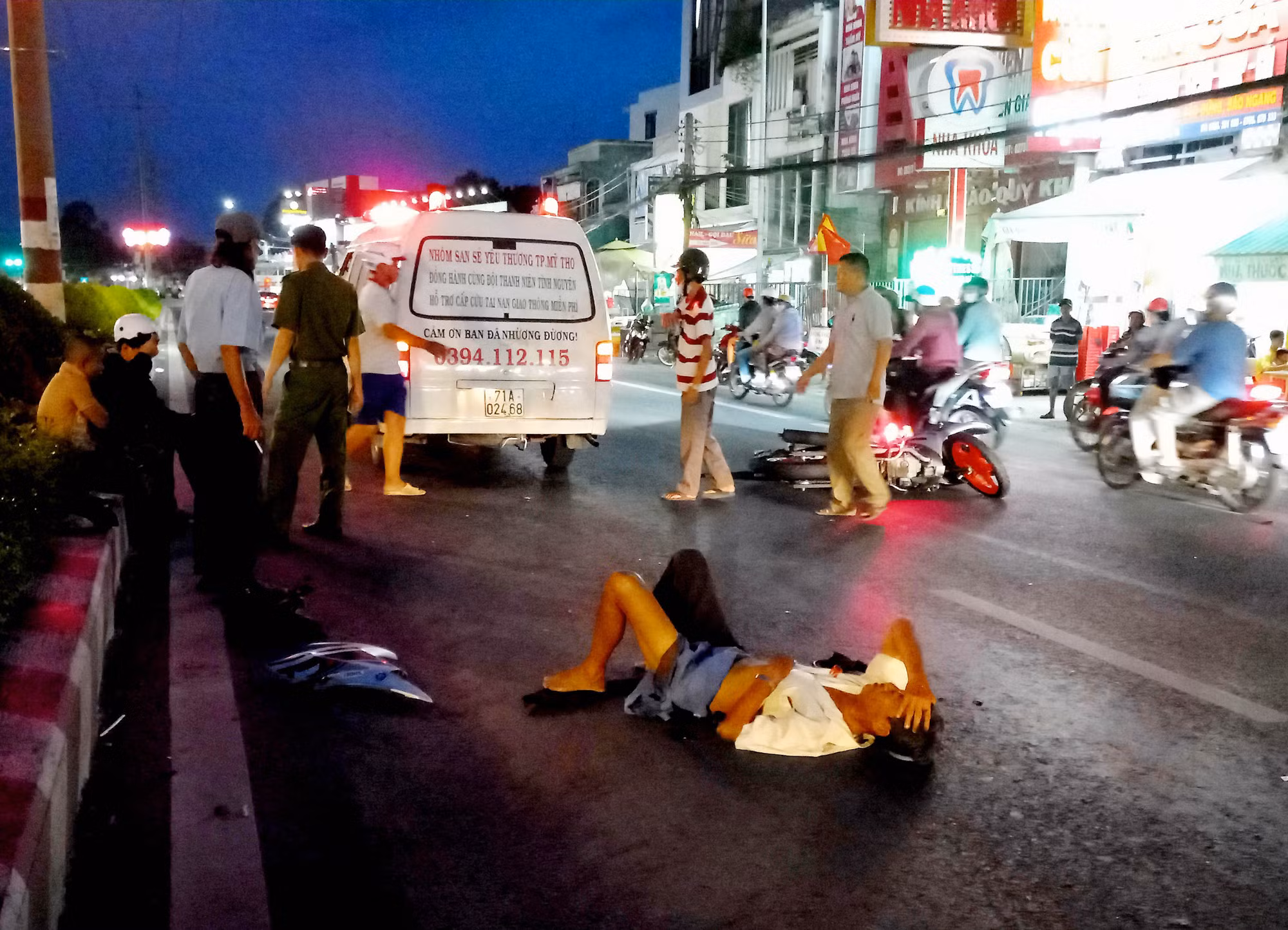 Hai vụ tai nạn giữa 4 xe máy, 6 người nhập viện -0