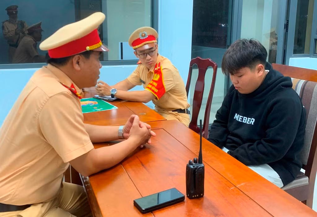 CSGT kịp thời ngăn chặn nhóm thanh tuổi teen trữ hung khí tự chế để “gây chiến” -0
