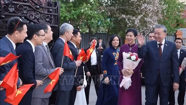 Tổng Bí thư Tô Lâm gặp gỡ cán bộ Đại sứ quán và cộng đồng người Việt Nam tại Kazakhstan