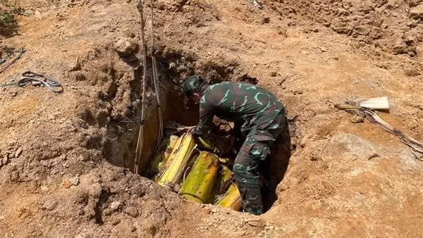 Tiêu huỷ an toàn quả bom nặng 100kg