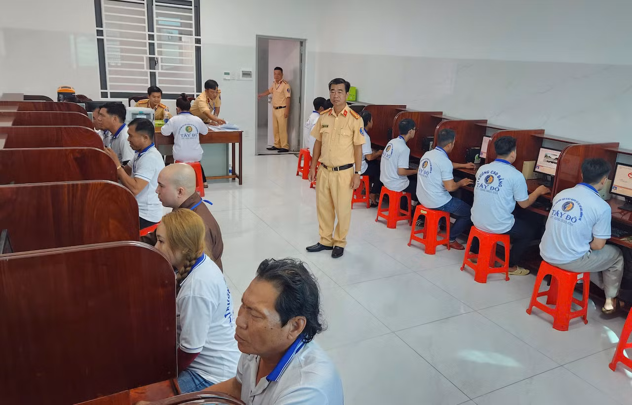Công an TP Cần Thơ lần đầu tiên tổ chức kỳ sát hạch lái xe ô tô -0