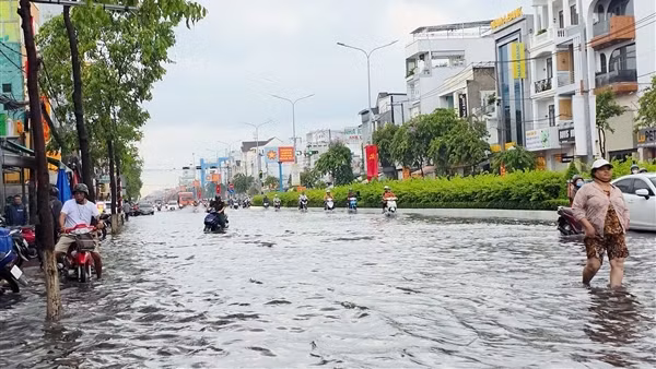 Nhiều tuyến đường nội ô Cần Thơ lại ngập sâu sau cơn mưa