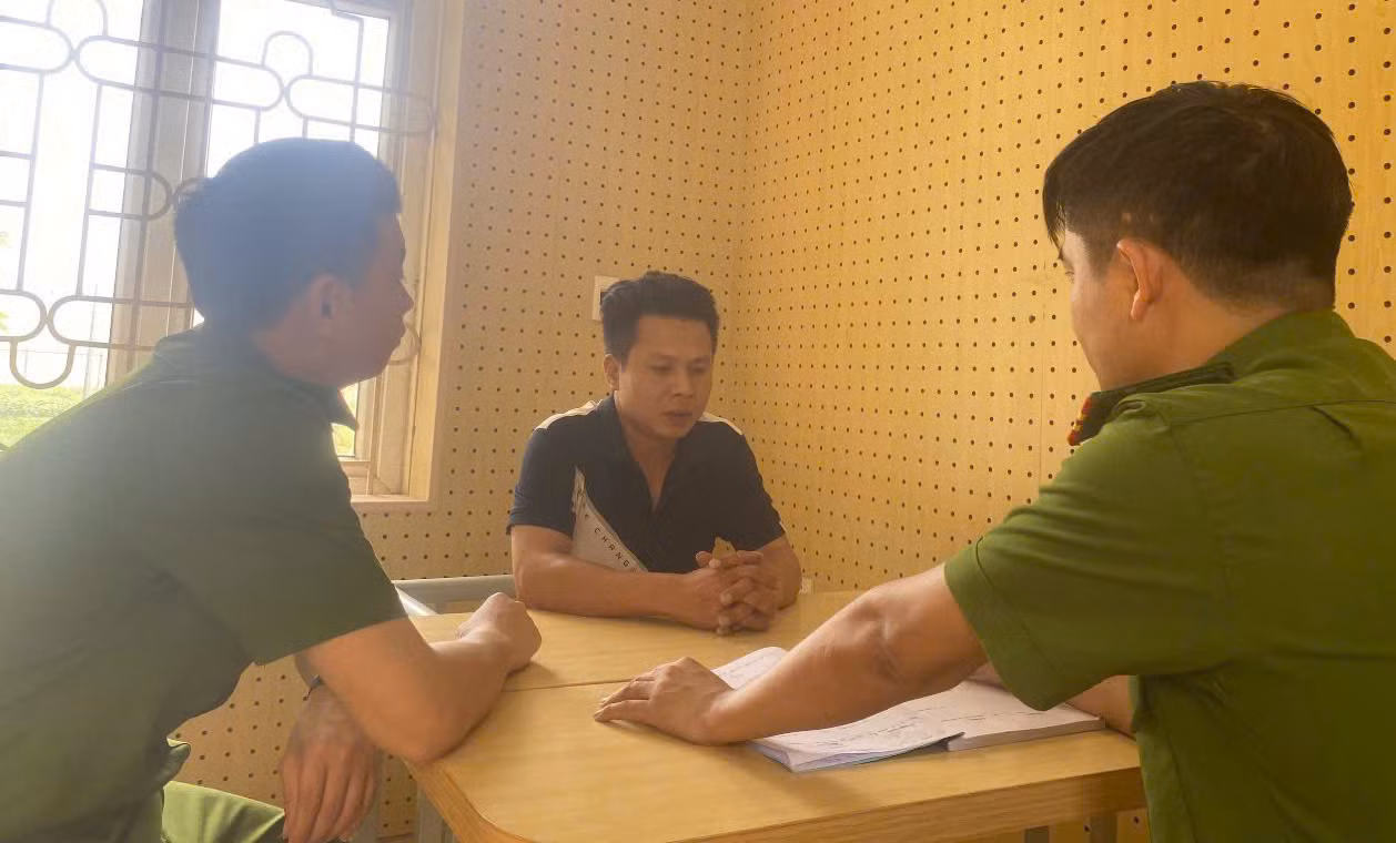 Bắt giữ 2 đối tượng đe dọa, yêu cầu Cảnh sát giao thông chuyển tiền -0