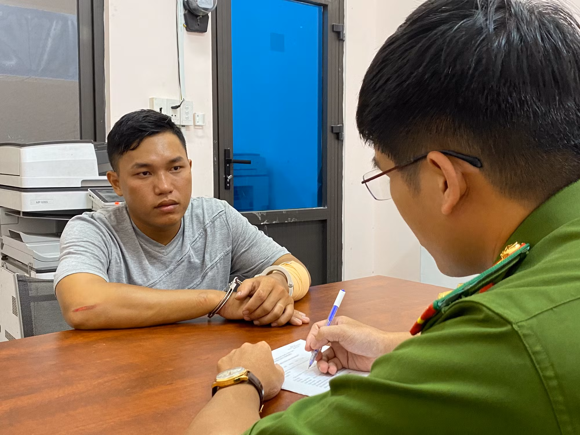 Bắt nhanh 2 anh em ruột cướp tiệm vàng tại huyện Hóc Môn -3
