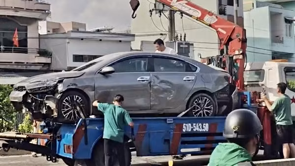 Va chạm với xe đầu kéo, ô tô con văng qua dải phân cách