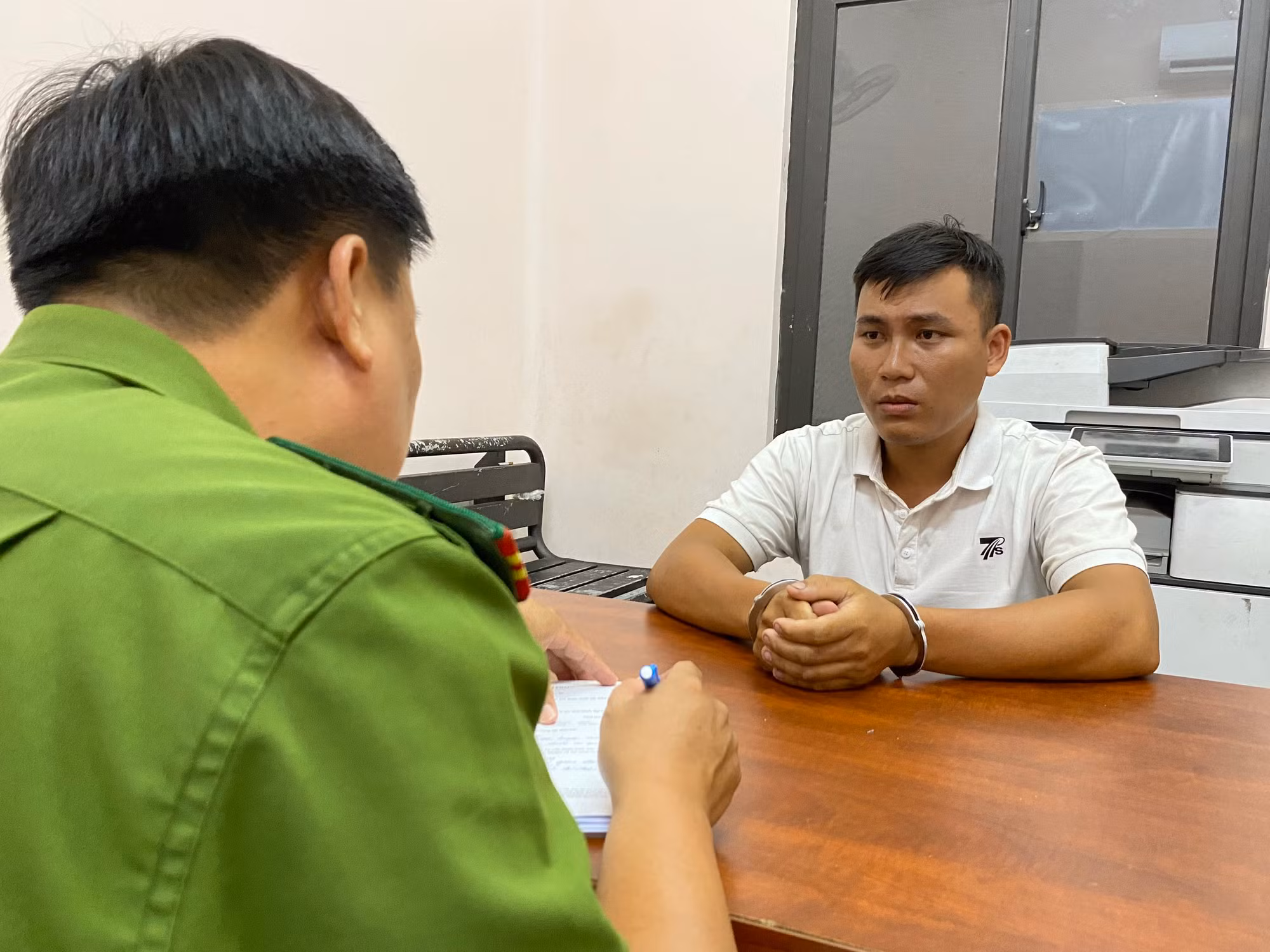 Bắt nhanh 2 anh em ruột cướp tiệm vàng tại huyện Hóc Môn -2