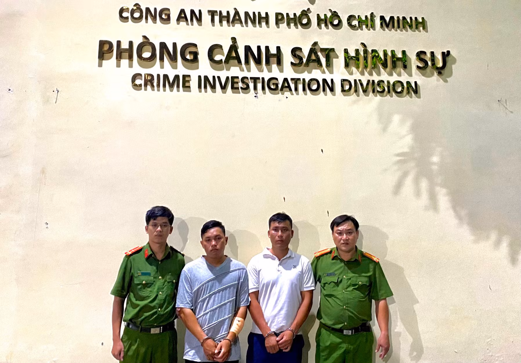 Bắt nhanh 2 anh em ruột cướp tiệm vàng tại huyện Hóc Môn -1