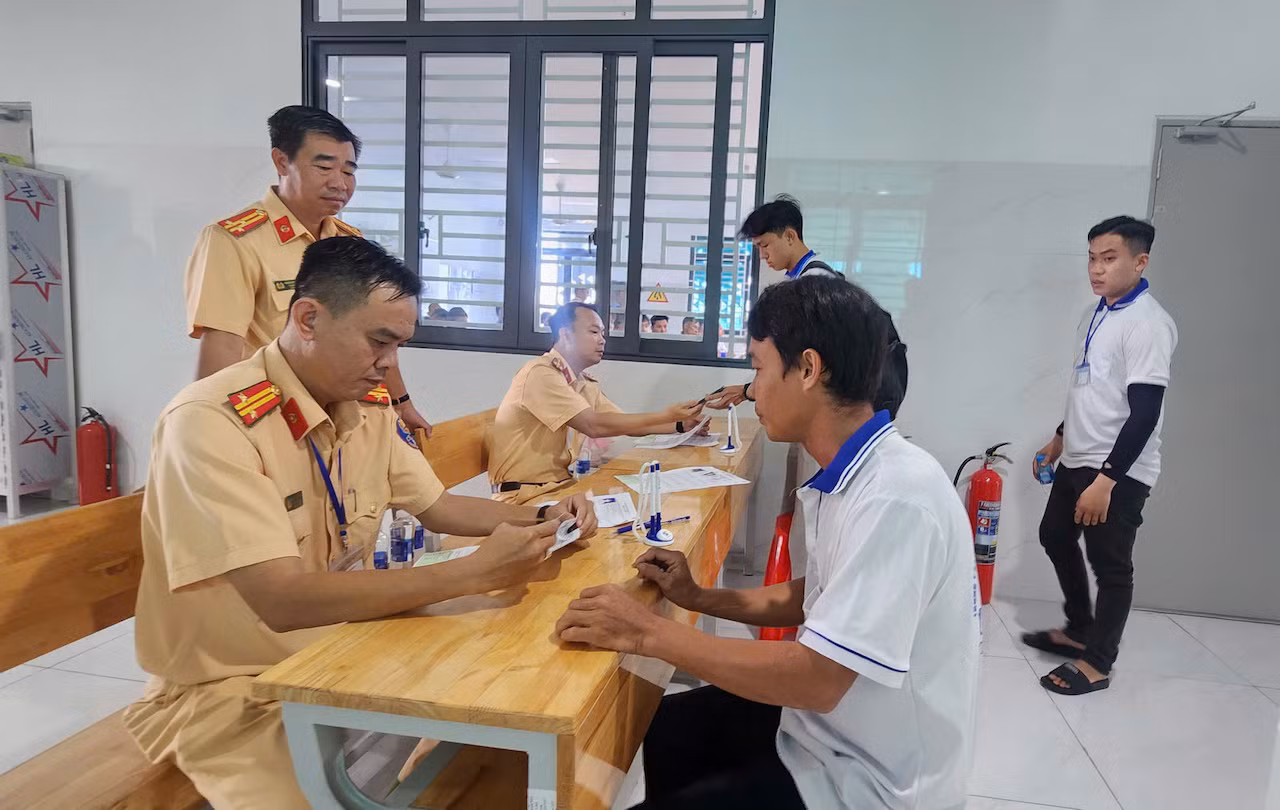 Công an TP Cần Thơ lần đầu tiên tổ chức kỳ sát hạch lái xe ô tô -0
