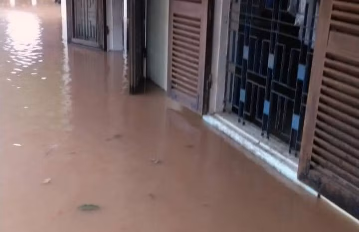 Công an Quảng Trị di dời khẩn cấp hơn 1.000 hộ dân bị ngập lũ -0