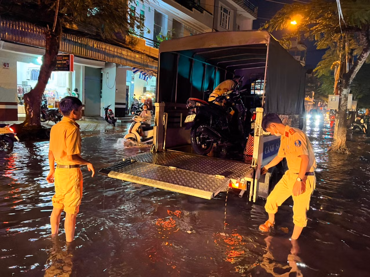 Công an TP Sóc Trăng dùng xe chuyên dụng đưa phụ khuynh, học sinh ra khỏi biển nước -3