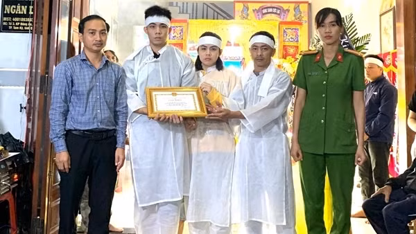 Tặng Giấy khen cho hai công dân dũng cảm cứu người trong lũ