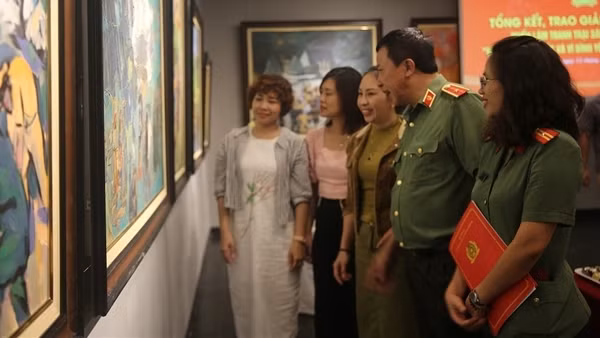 Trao thưởng và khai mạc triển lãm tranh Trại sáng tác Mỹ thuật CAND lần 4