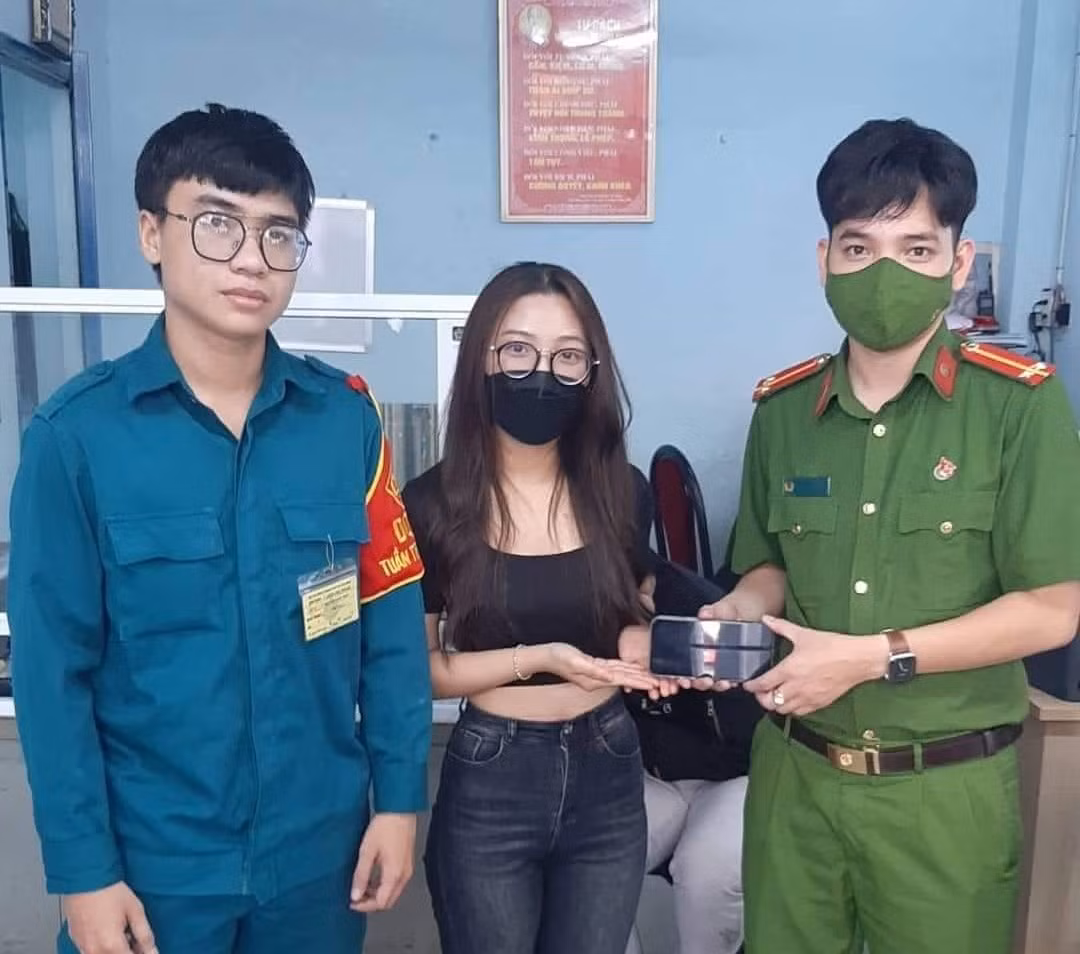 Cô gái trẻ cảm ơn tổ công tác khi nhận lại chiếc Iphone 13 Pro Max bị cướp -0