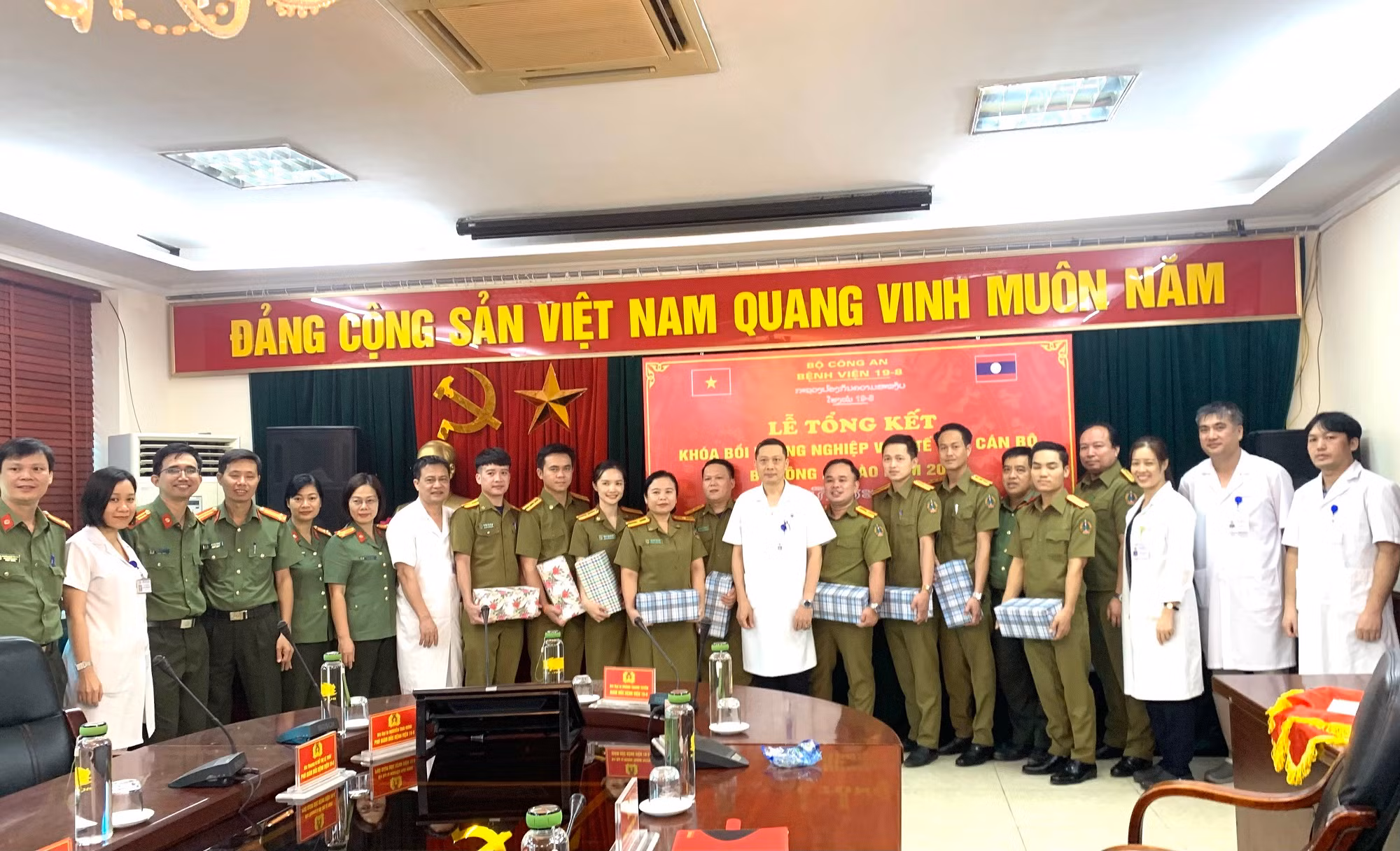 Tổng kết khoá bồi dưỡng nghiệp vụ y tế cho cán bộ bệnh viện 5/4 Bộ Công an Lào -0