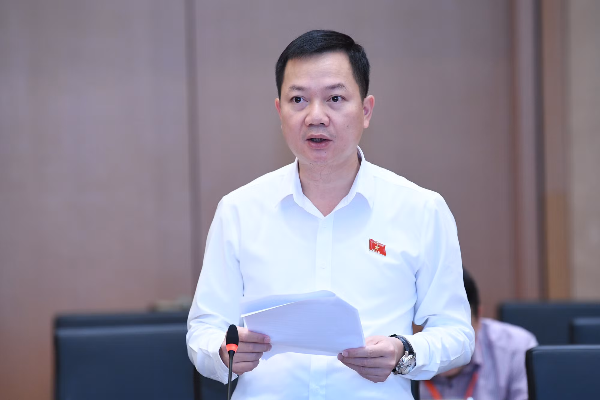 Các đại biểu thảo luận tại phiên họp.