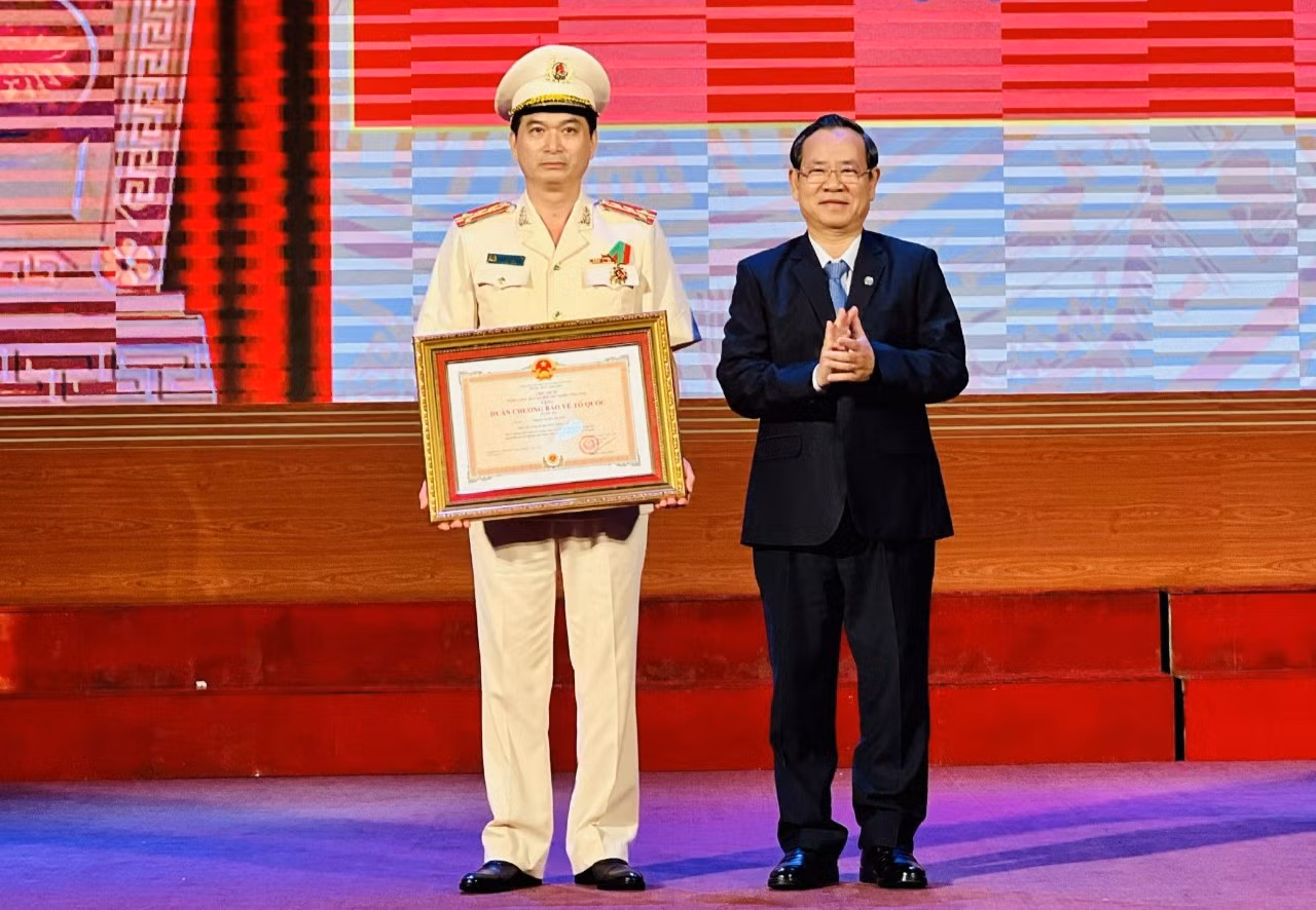 Trao tặng nhiều huân chương, bằng khen cho lãnh đạo Công an Bình Dương -0