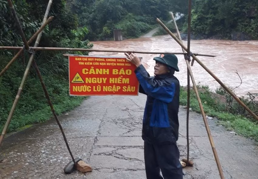 Mưa lớn gây chia cắt, cô lập nhiều thôn bản -0