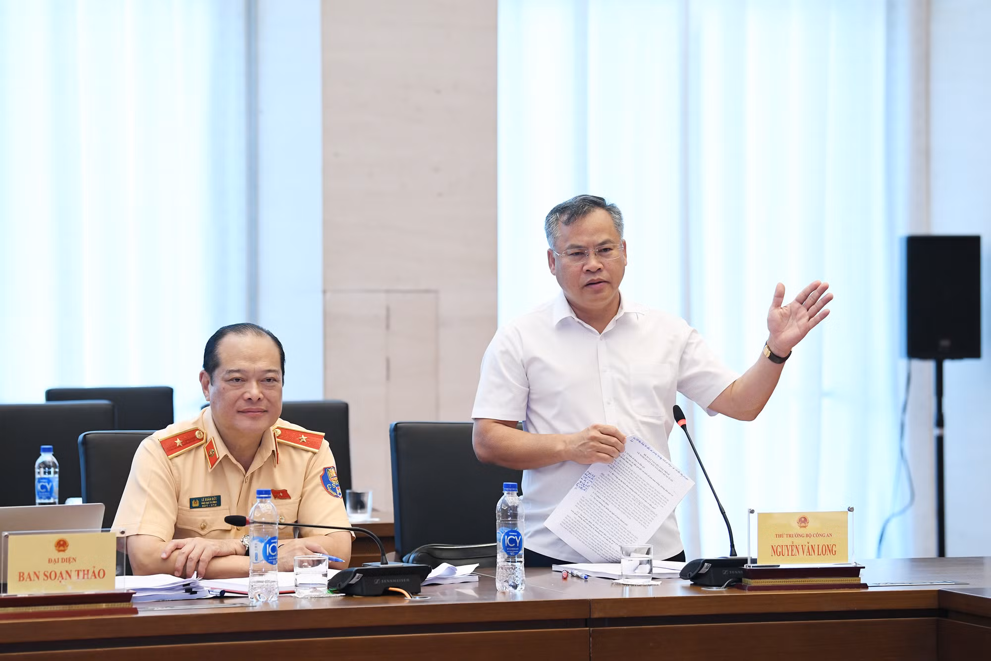 Thứ trưởng Nguyễn Văn Long phát biểu tại phiên họp.