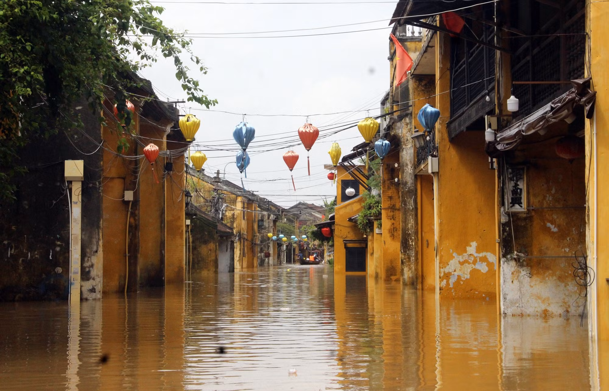 Hàng ngàn ngôi nhà chìm trong biển nước, nhiều tuyến giao thông tê liệt -0