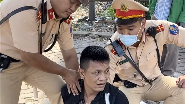 Đối tượng mang ma túy "than khổ" khi bị CSGT bắt