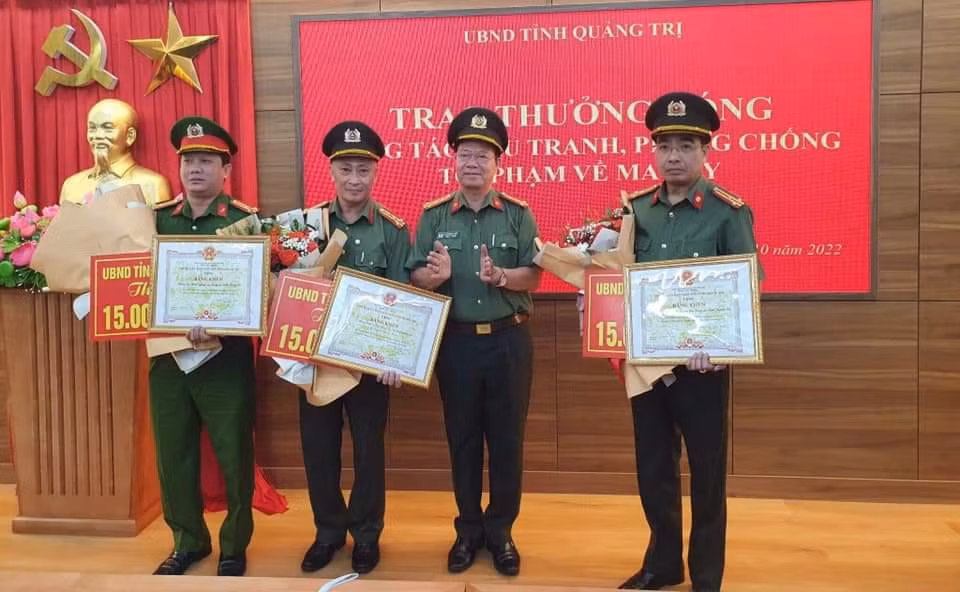 Khen thưởng vụ bắt giữ 30kg ma túy tổng hợp dạng đá -0