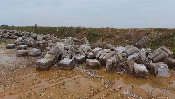 Dự án đê, kè biển “đội vốn” hàng chục tỷ đồng vẫn dở dang