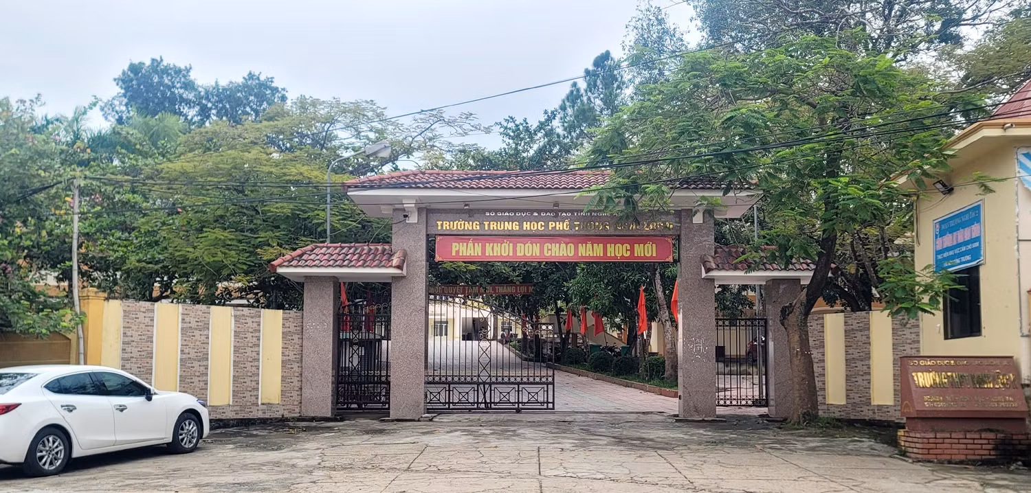 Hi hữu luân chuyển gần 1 năm, 2 Hiệu trưởng THPT vẫn chưa hoàn tất việc bàn giao -0