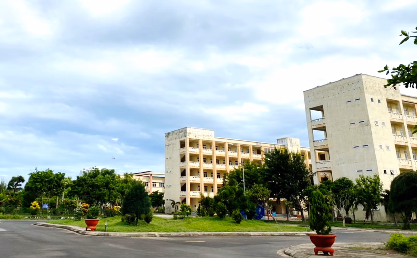 Một sinh viên cao đẳng bị nhóm bạn học đánh bị thương tại trường -0