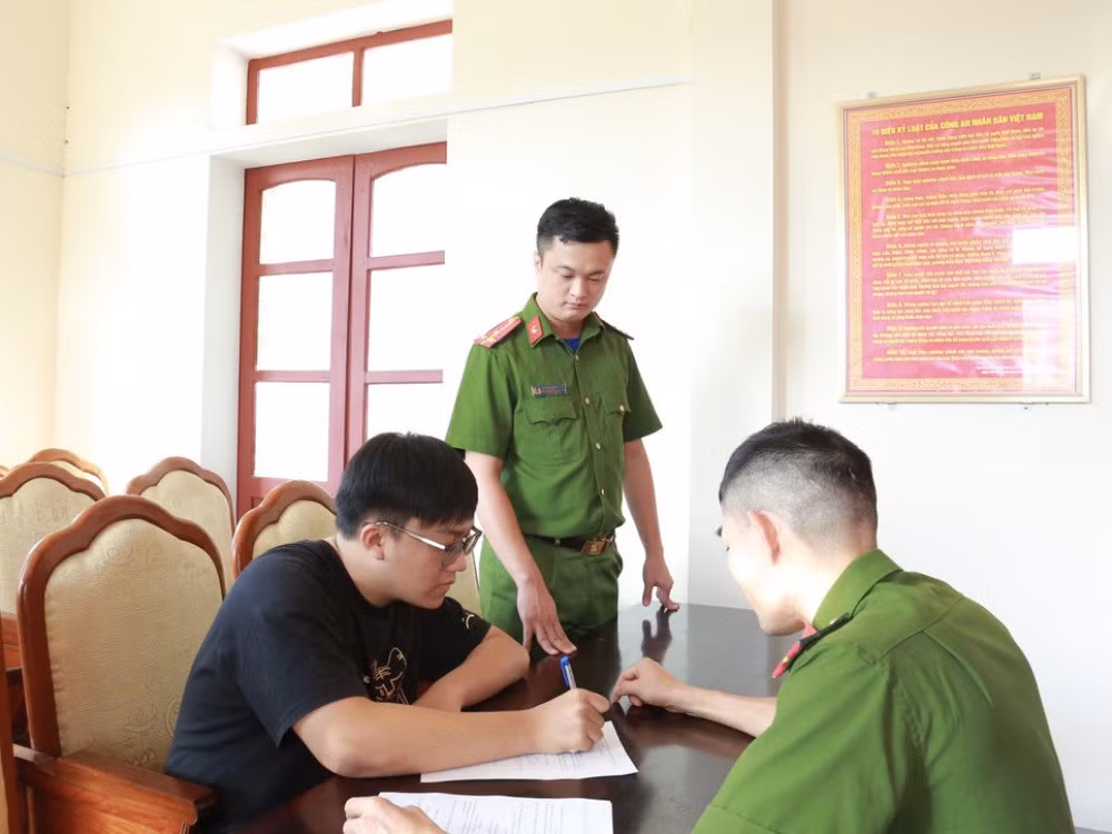 Đã bán tài khoản ngân hàng cho người khác, cặp vợ chồng trẻ vẫn chiếm đoạt được gần 500 triệu đồng -0