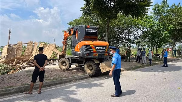 Giải tỏa vi phạm lấn chiếm hành lang ATGT trên tuyến đường Hồ Chí Minh và Quốc lộ 21A