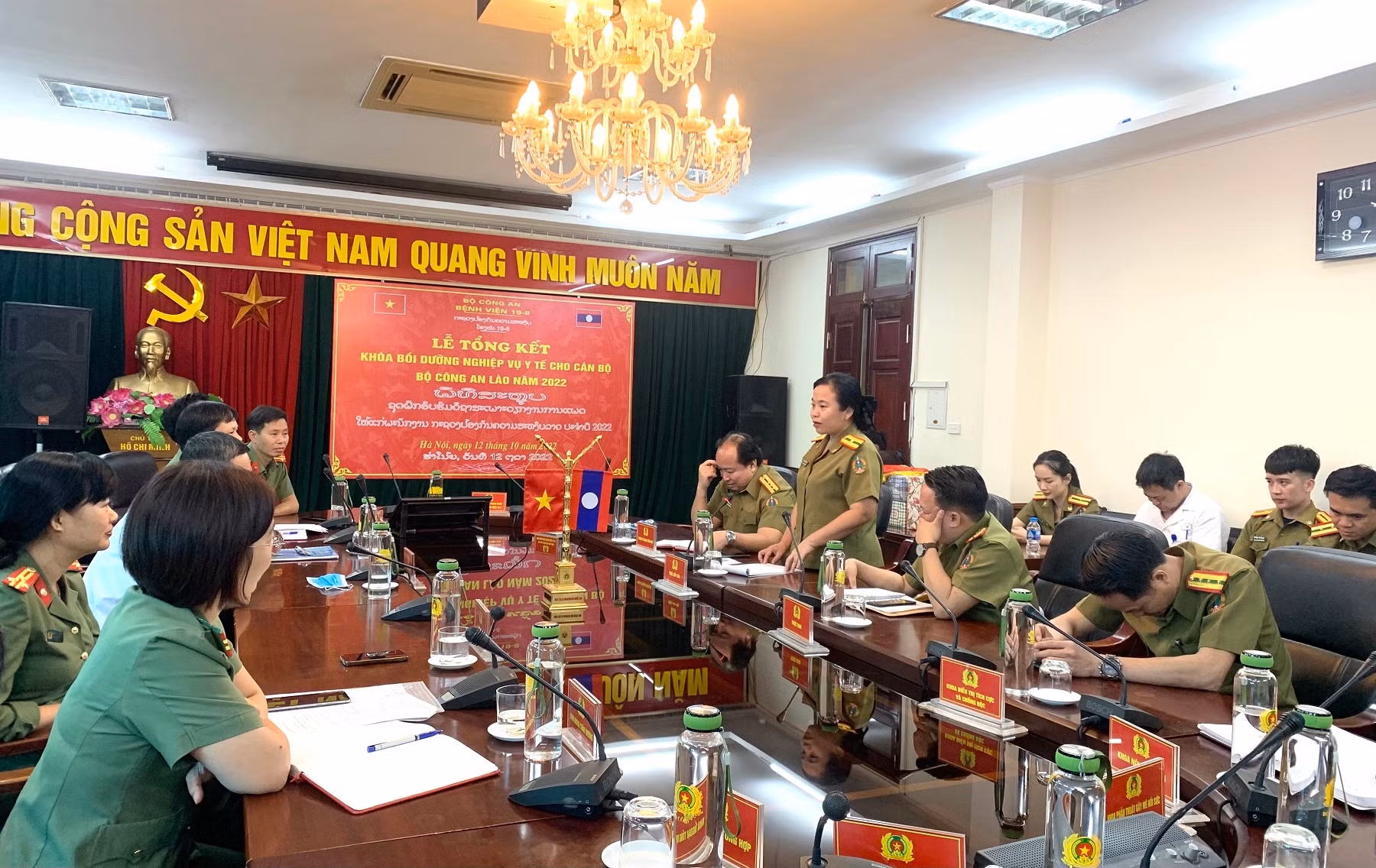 Tổng kết khoá bồi dưỡng nghiệp vụ y tế cho cán bộ bệnh viện 5/4 Bộ Công an Lào -0