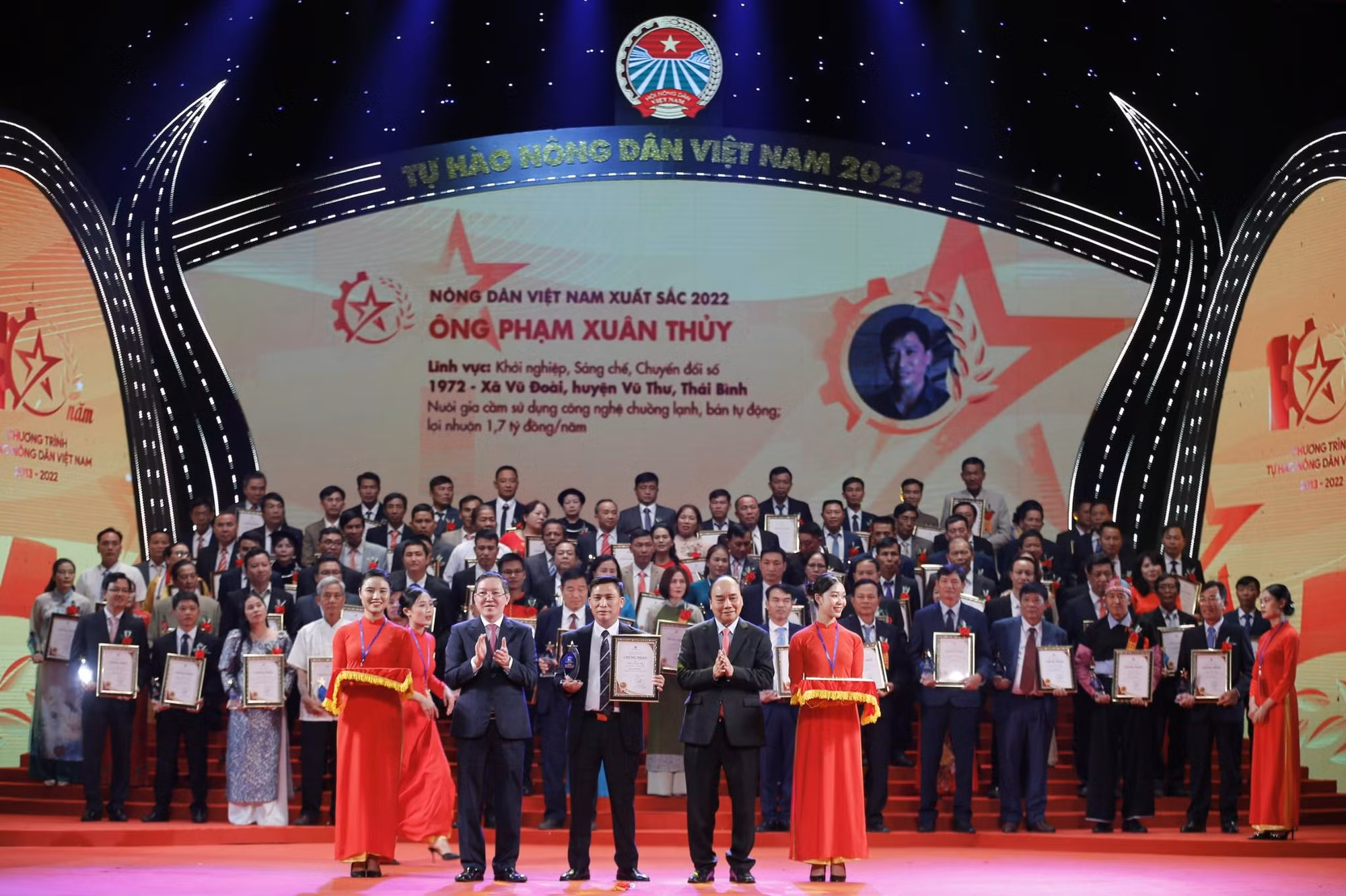 Lễ tôn vinh và trao danh hiệu cho 100 