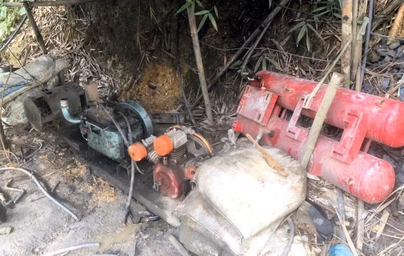 Ngang nhiên khai thác vàng trái phép trên đất rừng -0