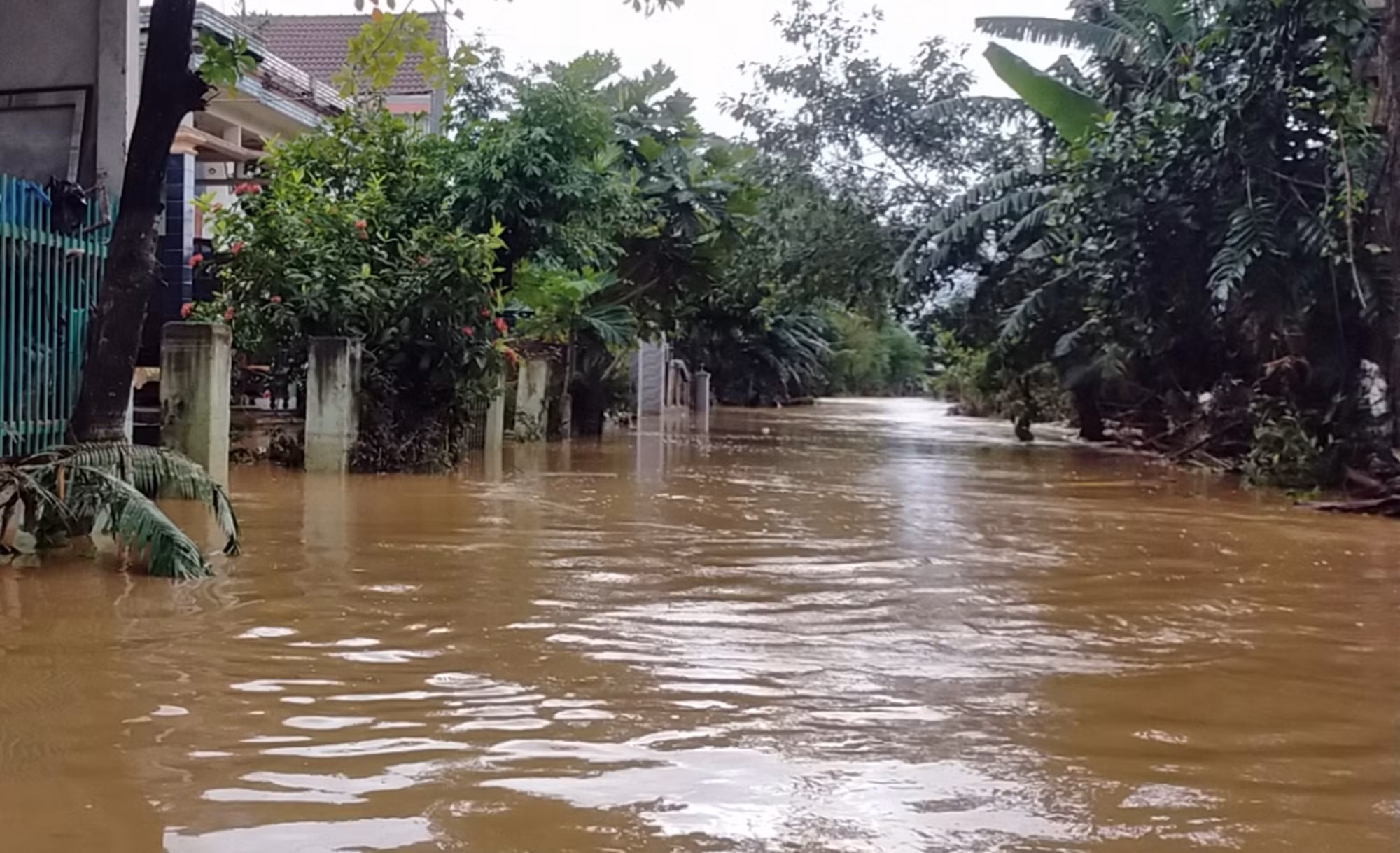 Hàng ngàn ngôi nhà chìm trong biển nước, nhiều tuyến giao thông tê liệt -0