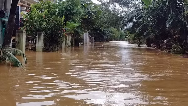 Hàng ngàn ngôi nhà ở Quảng Nam chìm trong biển nước, giao thông tê liệt