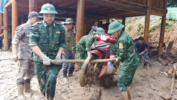 Bản làng trên vai người lính