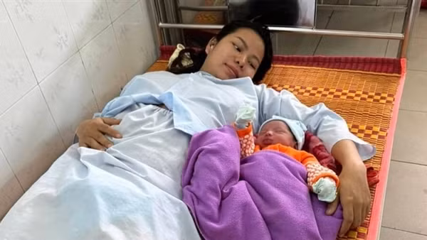 CSGT dùng xe chuyên dụng đưa sản phụ vượt lũ sinh con an toàn