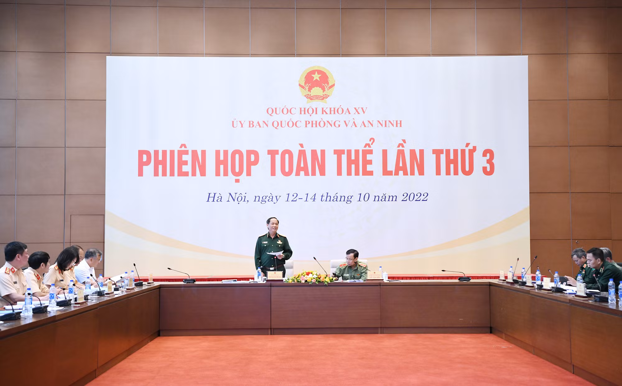 Phó Chủ tịch Quốc hội Trần Quang Phương phát biểu chỉ đạo tại phiên họp.