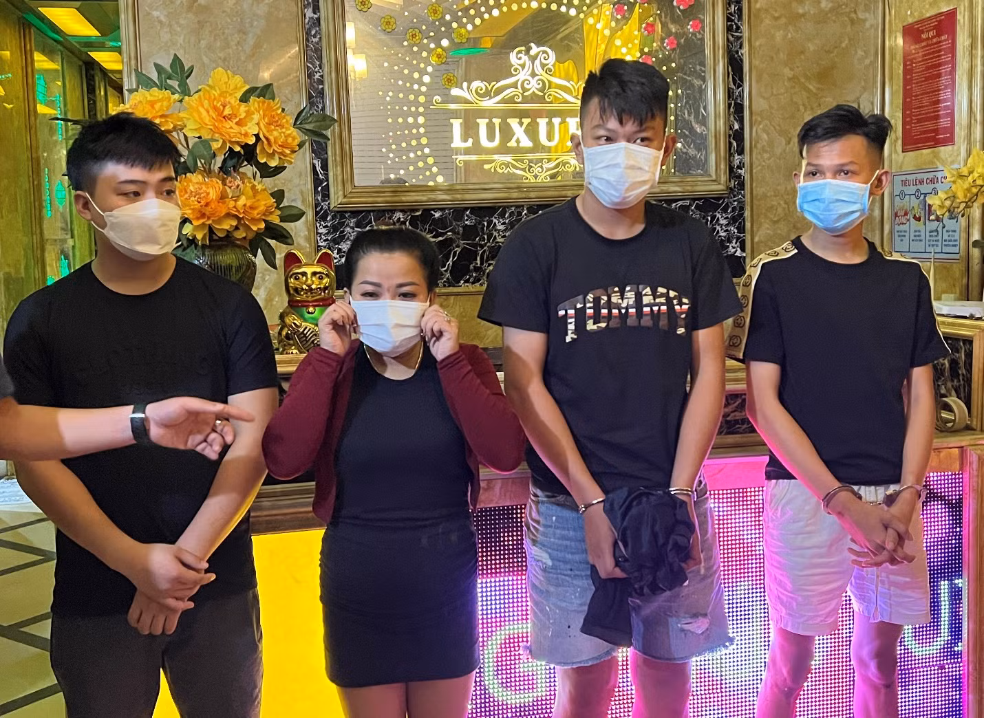 Khởi tố chủ quán karaoke và bắt giam 10 đối tượng khác -0